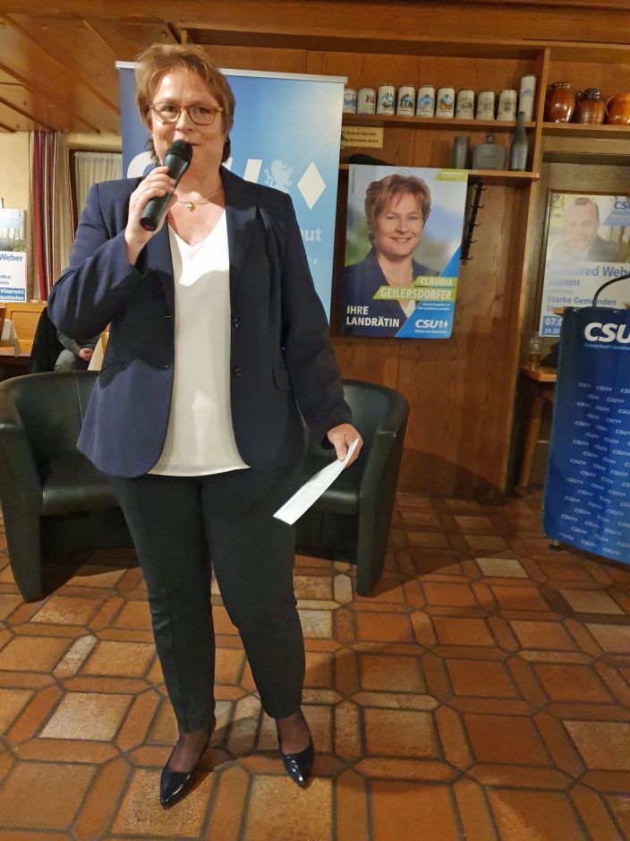 Spitzenkandidatin Claudia Geilersdorfer kündigte an, als Landrätin mit den Bürgern einen umfassenden Zukunftsplan für den Landkreis aufzustellen, um die Menschen zu verbinden, den Landkreis zu bewegen und die Zukunft zu gestalten.