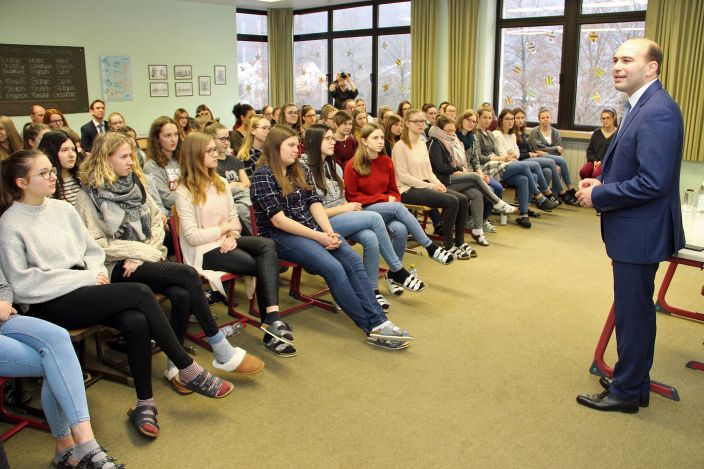 Bundestagsabgeordneter Florian Oßner sprach mit den Schülerinnen mehr als zwei Stunden über technisch-ökologische Themen wie den Autoantrieb von morgen.
