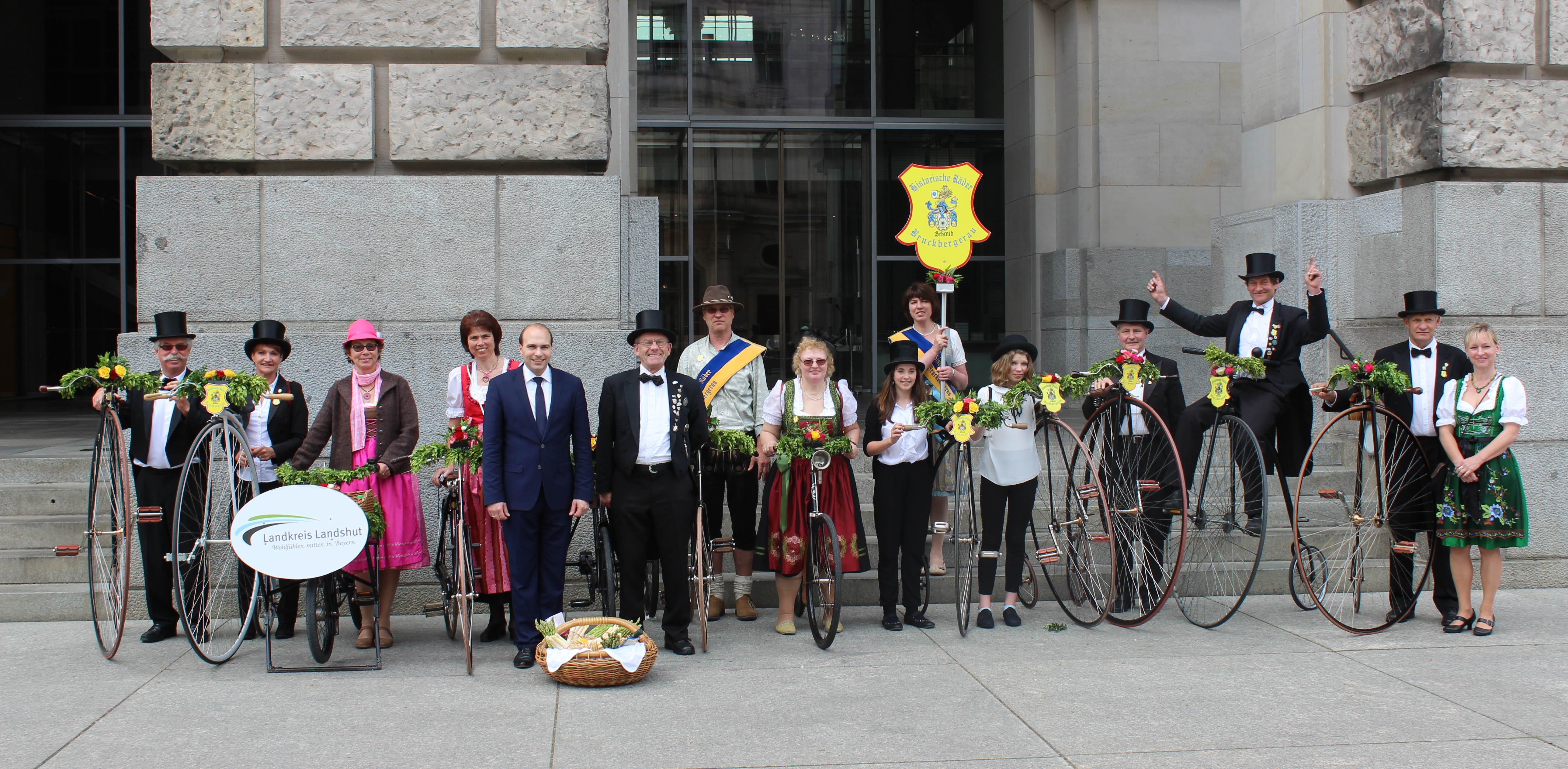 Besuchergruppe historische Radler - Hochradfahrer